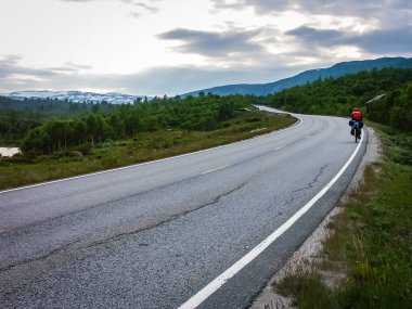 Norveç dağlarında seyahat bisikletçiler.