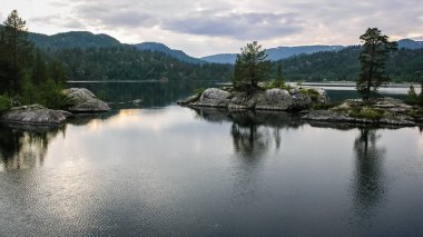 Norveç'e seyahat. Dağlar, nehirler, göller ve vadiler
