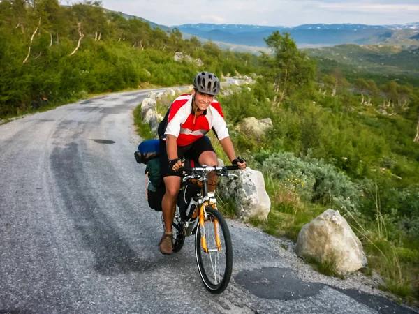 Ciclisti Che Viaggiano Sulle Montagne Della Norvegia — Foto Stock