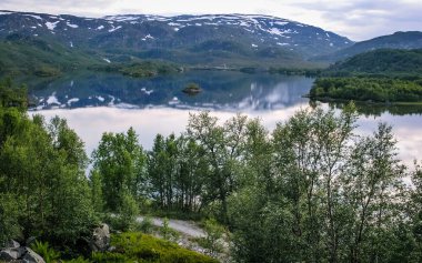 Norveç'e seyahat. Dağlar, nehirler, göller ve vadiler