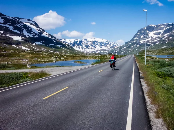 Radfahrer Unterwegs Den Bergen Norwegens — Stockfoto