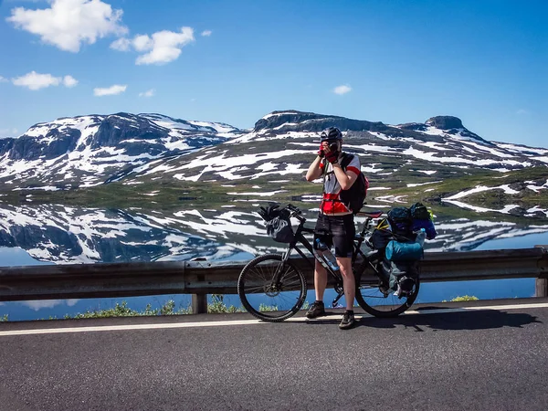 Radfahrer Unterwegs Den Bergen Norwegens — Stockfoto
