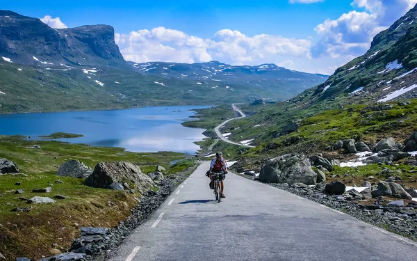 Radfahrer Unterwegs Den Bergen Norwegens — Stockfoto