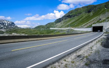 Norveç'e seyahat. Dağ yolu