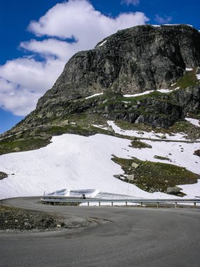 Norveç'e seyahat. Dağ yolu
