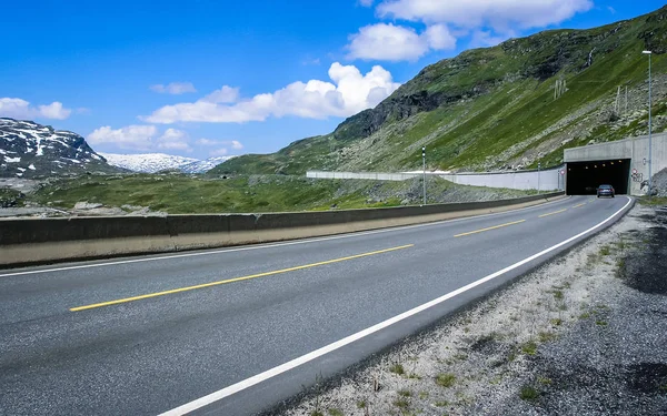 Norveç'e seyahat. Dağ yolu