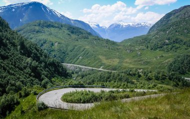 Norveç'e seyahat. Dağ yolu