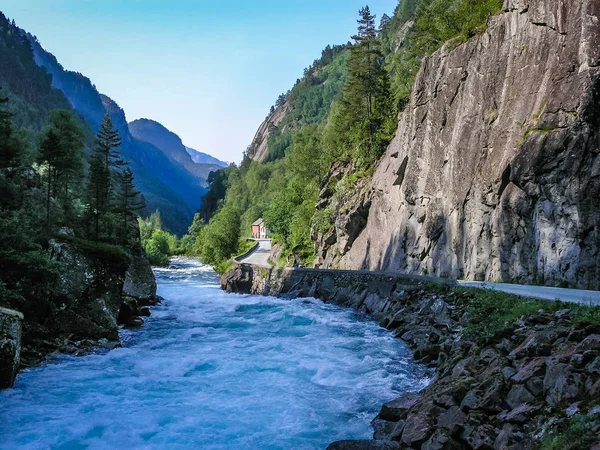 ノルウェーの山の滝 — ストック写真