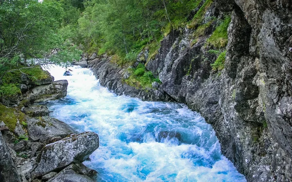 Viaggiare Norvegia Fiume Montagna — Foto Stock