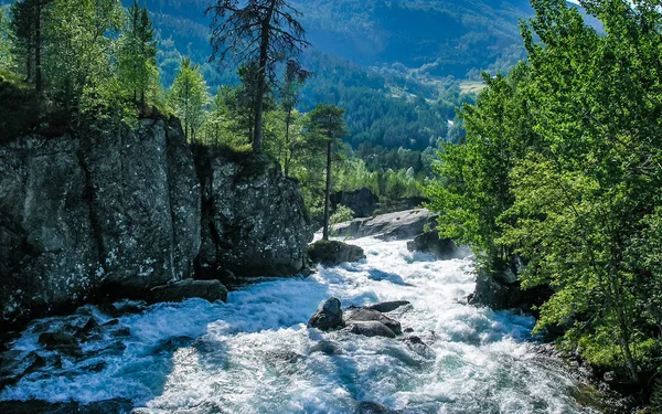 Norveç Seyahat Dağ Nehir — Stok fotoğraf