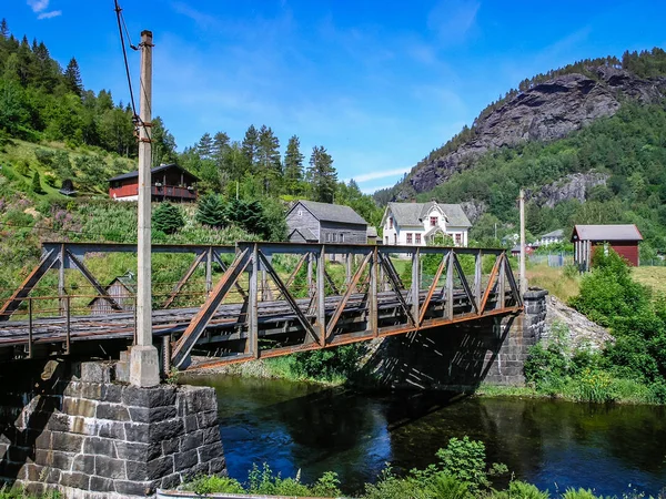 Viajar Para Noruega Ponte Metal Velha Enferrujada Sobre Rio Montanha — Fotografia de Stock