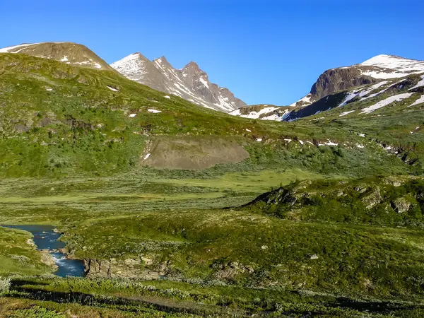 ノルウェー 山と山の川への旅 — ストック写真