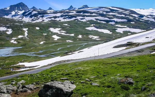 美しいノルウェーの自然 山と山の川 — ストック写真