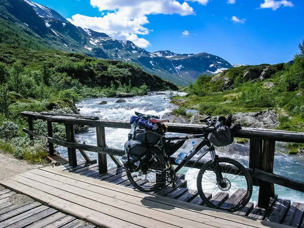 ノルウェーへの旅行 古い木造橋山川とそれに自転車 — ストック写真