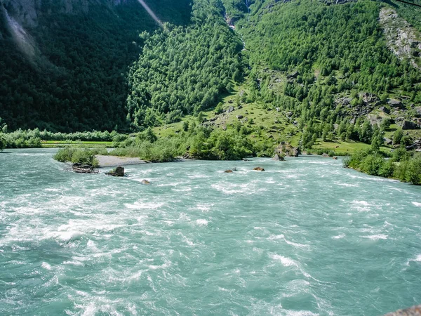 Güzel Norveç Doğa Dağlar Dağ Nehri — Stok fotoğraf