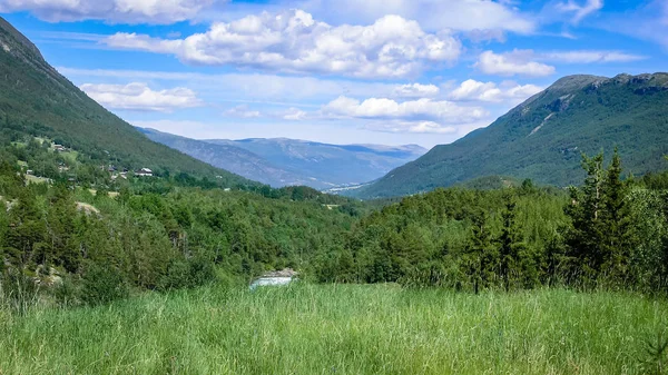 Schöne Norwegische Natur Berge Straßen Und Gebirgsfluss Das Dorf Liegt — Stockfoto