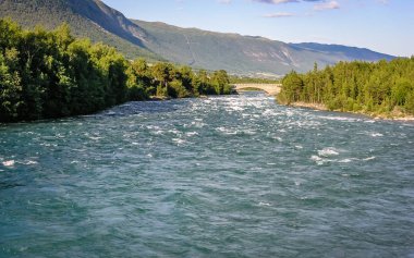 Güzel Norveç Doğa, dağlar, yollar ve dağ Nehri