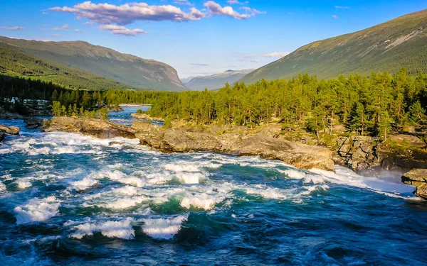 Schöne Norwegische Natur Berge Straßen Und Gebirgsfluss — Stockfoto