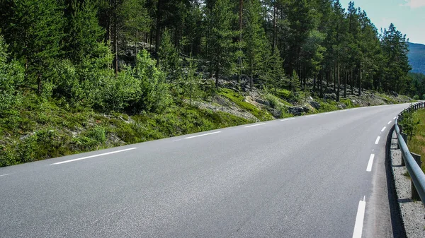 Viaggiare Norvegia Strada Montagna — Foto Stock
