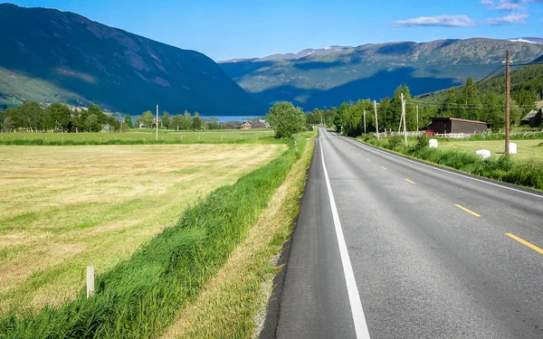 Güzel Norveç Doğa Dağlar Yollar — Stok fotoğraf