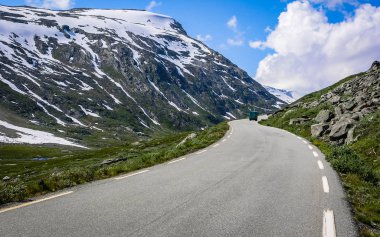 Güzel Norveç Doğa, dağlar, yollar