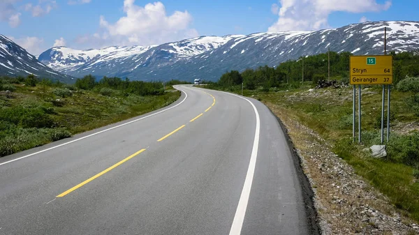 ノルウェーの美しい自然 山と道 — ストック写真