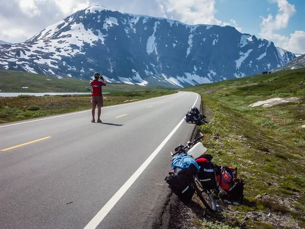 Ciclisti Che Viaggiano Sulle Montagne Della Norvegia — Foto Stock