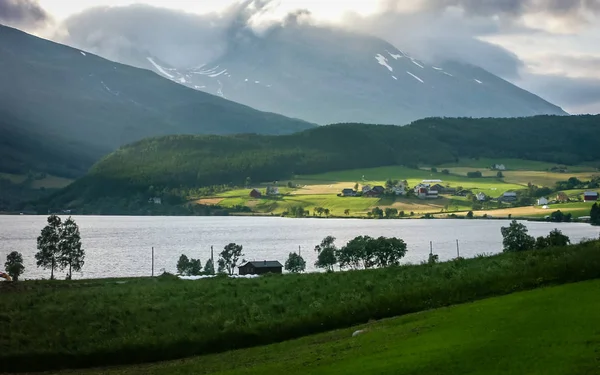 Reis Naar Noorwegen Bergen Rivieren Meren Fjorden Valleien Bergdorp — Stockfoto