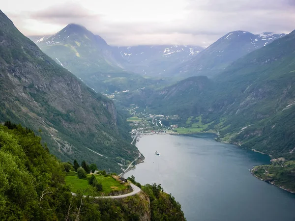Ταξιδεύοντας Στη Νορβηγία Βουνά Λίμνες Φιόρδ Και Κοιλάδες Χωριό Στην — Φωτογραφία Αρχείου