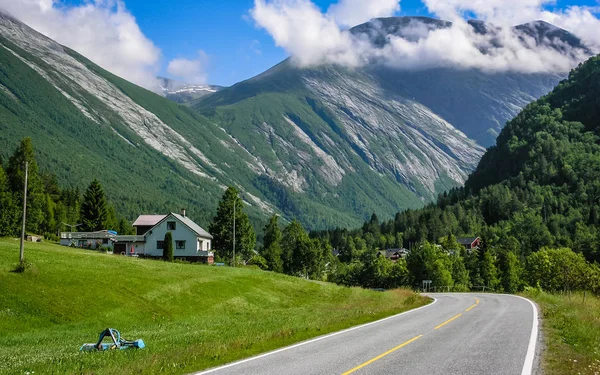 Ταξιδεύοντας Στη Νορβηγία Ορεινό Χωριό — Φωτογραφία Αρχείου