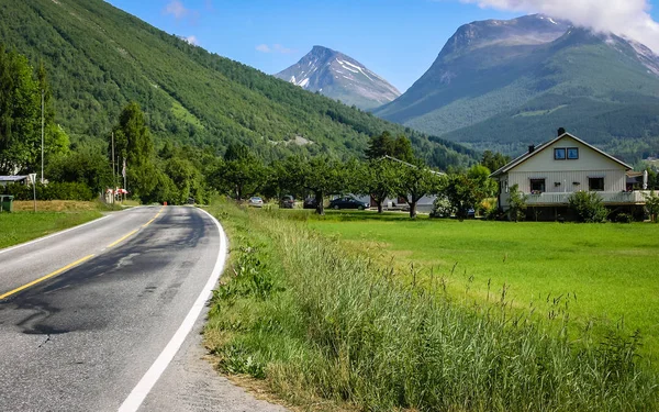 Norveç Seyahat Dağ Köyü — Stok fotoğraf