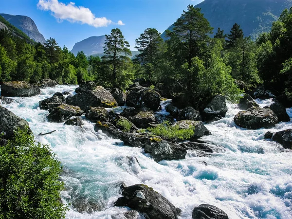 Cestujeme Norska Rychlý Tok Horská Řeka — Stock fotografie