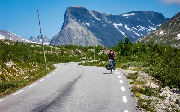 Radfahrer Unterwegs Den Bergen Norwegens — Stockfoto