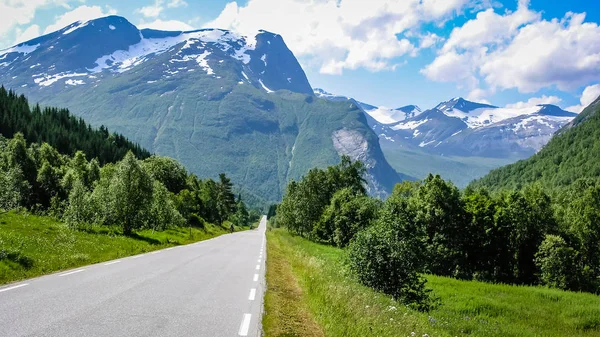 Ciclisti Che Viaggiano Sulle Montagne Della Norvegia — Foto Stock