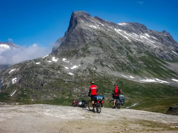 Ciclistas Que Viajan Por Las Montañas Noruega —  Fotos de Stock