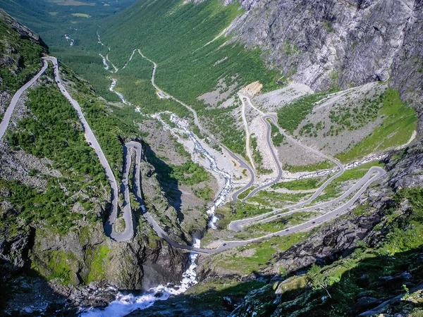 Schöne Norwegische Natur Berge Schluchten Gebirgsfluss Und Bergstraße — Stockfoto