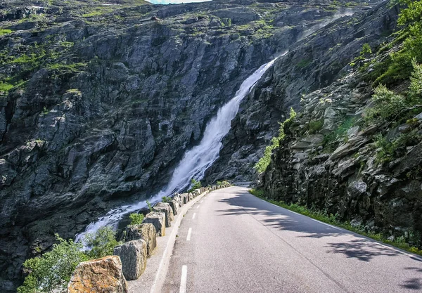 Bella Natura Norvegese Montagne Gole Fiume Montagna Strada Montagna — Foto Stock