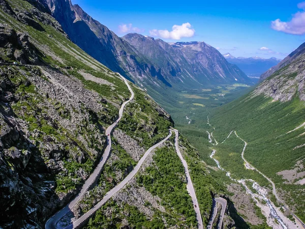 Schöne Norwegische Natur Berge Schluchten Gebirgsfluss Und Bergstraße — Stockfoto