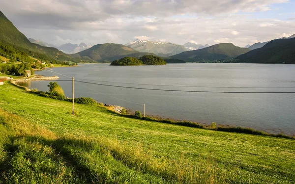 前往挪威 峡湾和山谷 海岸上的村庄 — 图库照片