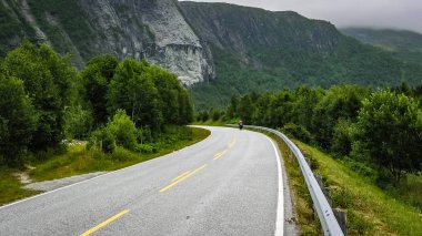 Norveç dağlarında seyahat bisikletçiler.