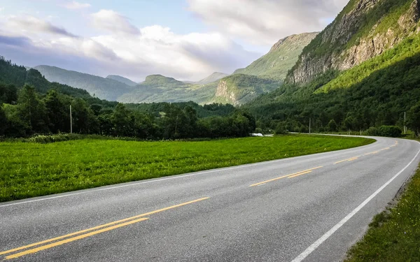 Indah Alam Norwegia Pegunungan Dan Gunung Jalan — Stok Foto