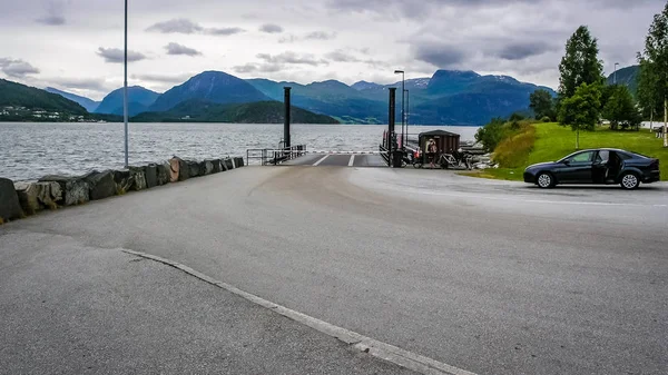 Cyklisté Cestách Horách Norsku Čekání Trajekt — Stock fotografie