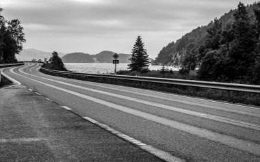 Norveç, dağlar, boğaz, dağ yolundan güzel doğası