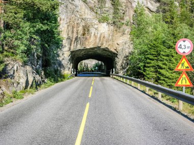 Norveç dağlarında asfalt yol. Tünel
