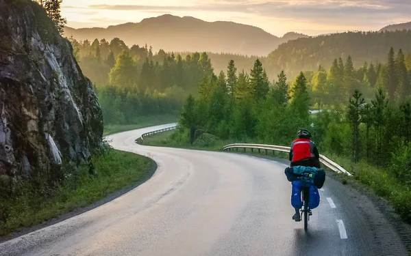 在挪威山区旅行的自行车爱好者 — 图库照片