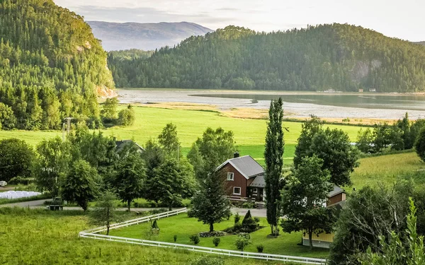 Tierras Cultivadas Las Montañas Noruega Pueblo Costa — Foto de Stock