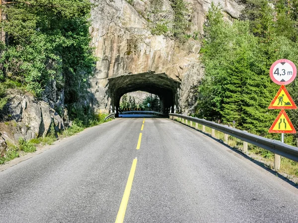 Norveç dağlarında asfalt yol. Tünel