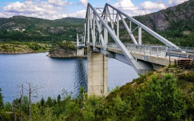 Norveç fiyortları güzellik. Gölet üzerinde köprü