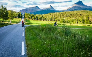 Norveç'e turist bisiklet üzerinde seyahat