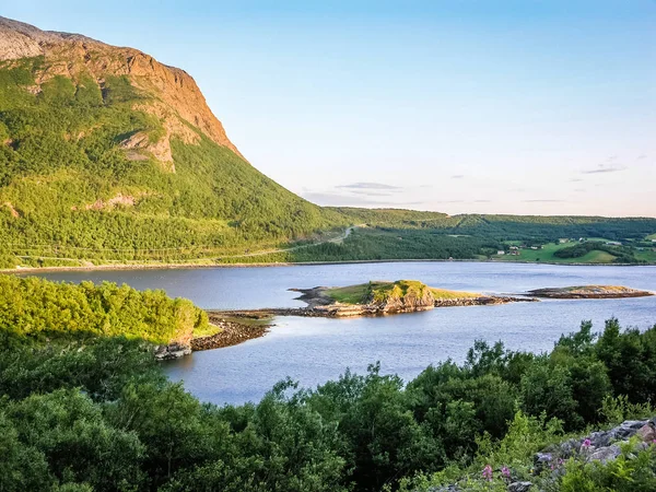 Деревня на побережье норвежского фьорда — стоковое фото